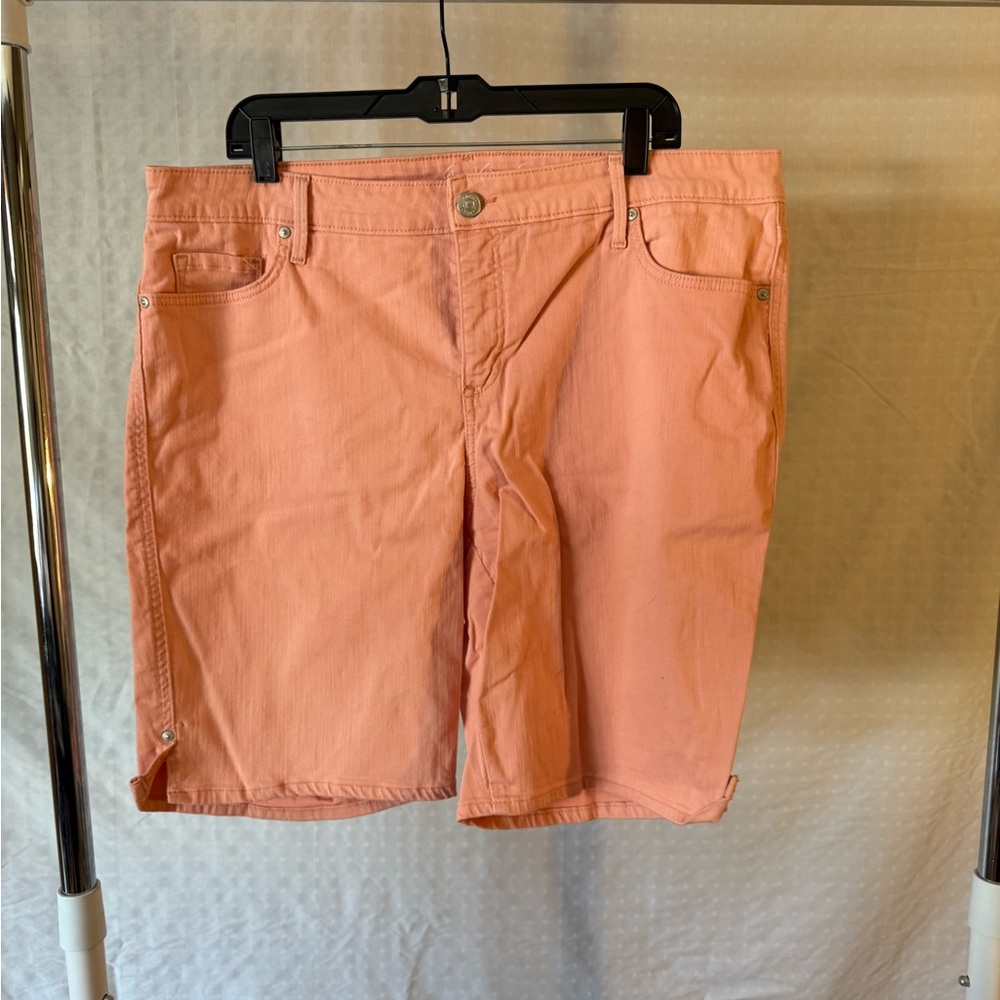 Gloria Vanderbilt Peach Bermuda Shorts